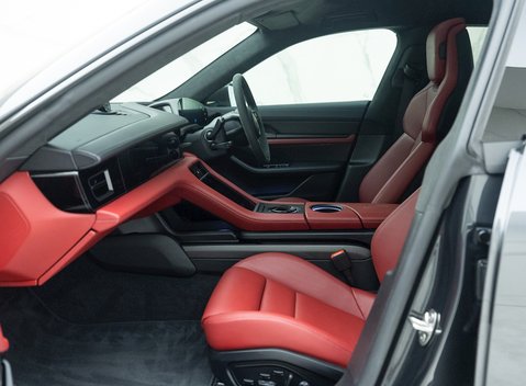 Porsche Taycan Turbo S Cross Turismo 15