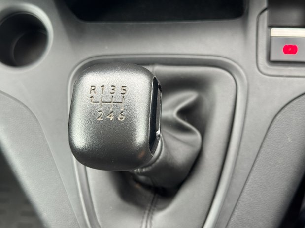 Peugeot Partner SWB L1H1 Low Roof Professional Air Con EURO 6 32