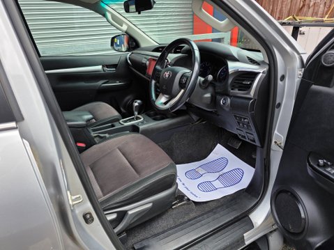 Toyota Hilux INVINCIBLE 4WD D-4D DCB 12