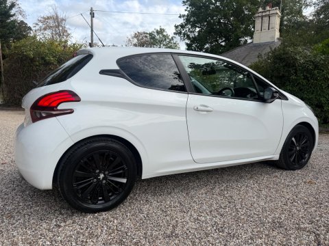 Peugeot 208 1.2 PureTech Black Edition Euro 6 3dr 9