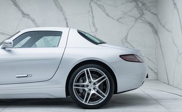 Mercedes-Benz SLS AMG 30