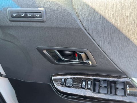 Toyota Alphard Hybrid 16