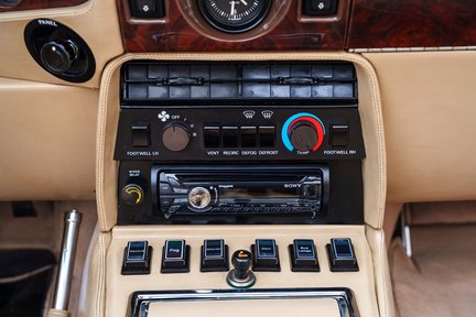 Aston Martin V8 Volante EFi 22