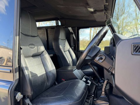 Land Rover Defender 2.2 Defender 90 XS Hard Top TD 4WD 32
