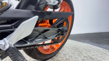 KTM 390 DUKE 2014 FULL HISTORY ONLY 5K VERY CLEAN A2 READY NAKED BIKE 390CC 30