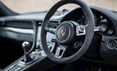 Porsche 911 (991.2) Carrera GTS 11