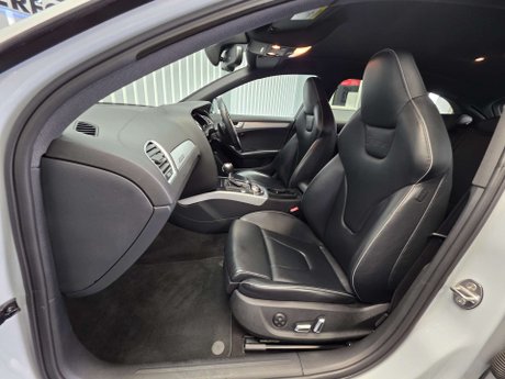 Audi RS4 4.2 FSI V8 Estate 5dr Petrol S Tronic quattro Euro 5 (450 ps) 9