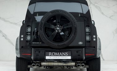 Land Rover Defender 90 V8 Bond Edition 5