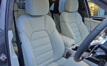 Porsche Macan Turbo 12