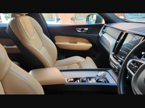 Volvo XC60 B4 INSCRIPTION AWD 19