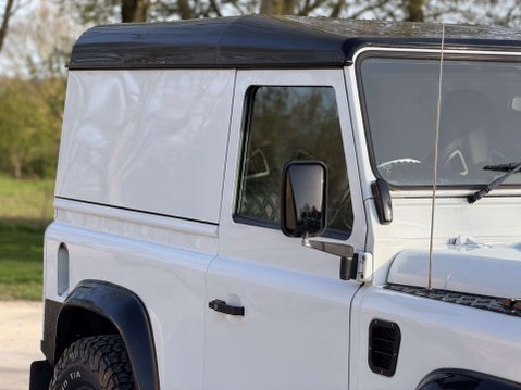 Land Rover Defender 2.2 Defender 90 Hard Top TD 4WD 5dr 35