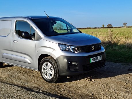 new peugeot e partner side view, grey