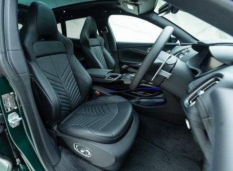 Aston Martin DBX 707 11