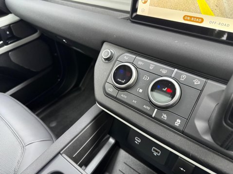Land Rover Defender SE MHEV 20