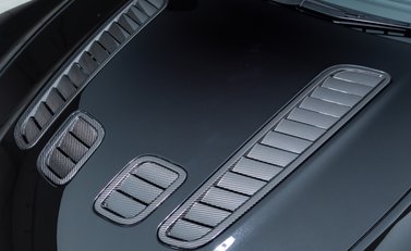 Aston Martin V12 Vantage S Coupe 29