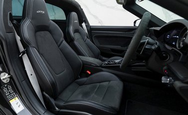 Porsche 911 (992) Targa 4 GTS 13