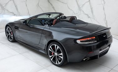 Aston Martin V12 Vantage ROADSTER 15
