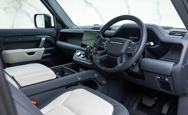 Land Rover Defender 90 D300 X-DYNAMIC HSE 25