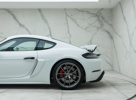 Porsche Cayman GT4 (718) 34