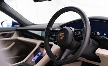 Porsche Taycan TURBO 8