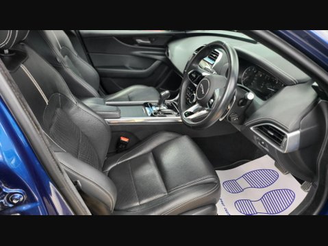 Jaguar XE R-DYNAMIC BLACK MHEV 13