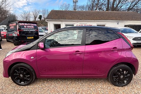 Toyota Aygo VVT-I X-CITE.. 5 MAIN DEALER SERVICES.. REVERSING CAMERA.. A/C.. 1 PREVIOUS 3