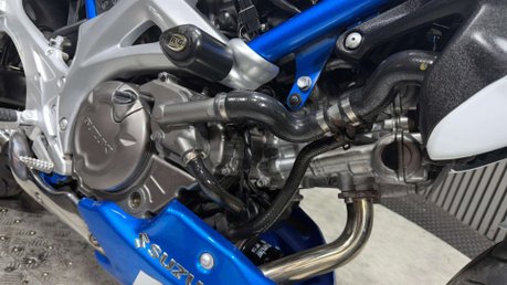 Suzuki Gladius 650 2010 ONLY 26K SV650 MOTOR MOT 08/27 SERVICED A2 650CC 12