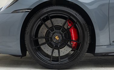Porsche 911 Targa 4 GTS (992) 40