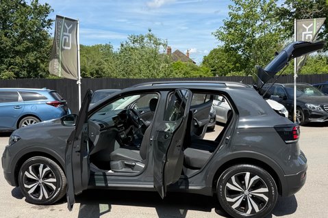 Volkswagen T-Cross SE TSI DSG - ONE OWNER - APPLE CAR PLAY - PARKING SENSORS- FULL SERVICE HIS 21