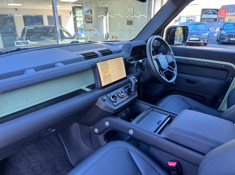 Land Rover Defender 75TH LIMITED EDITION 8