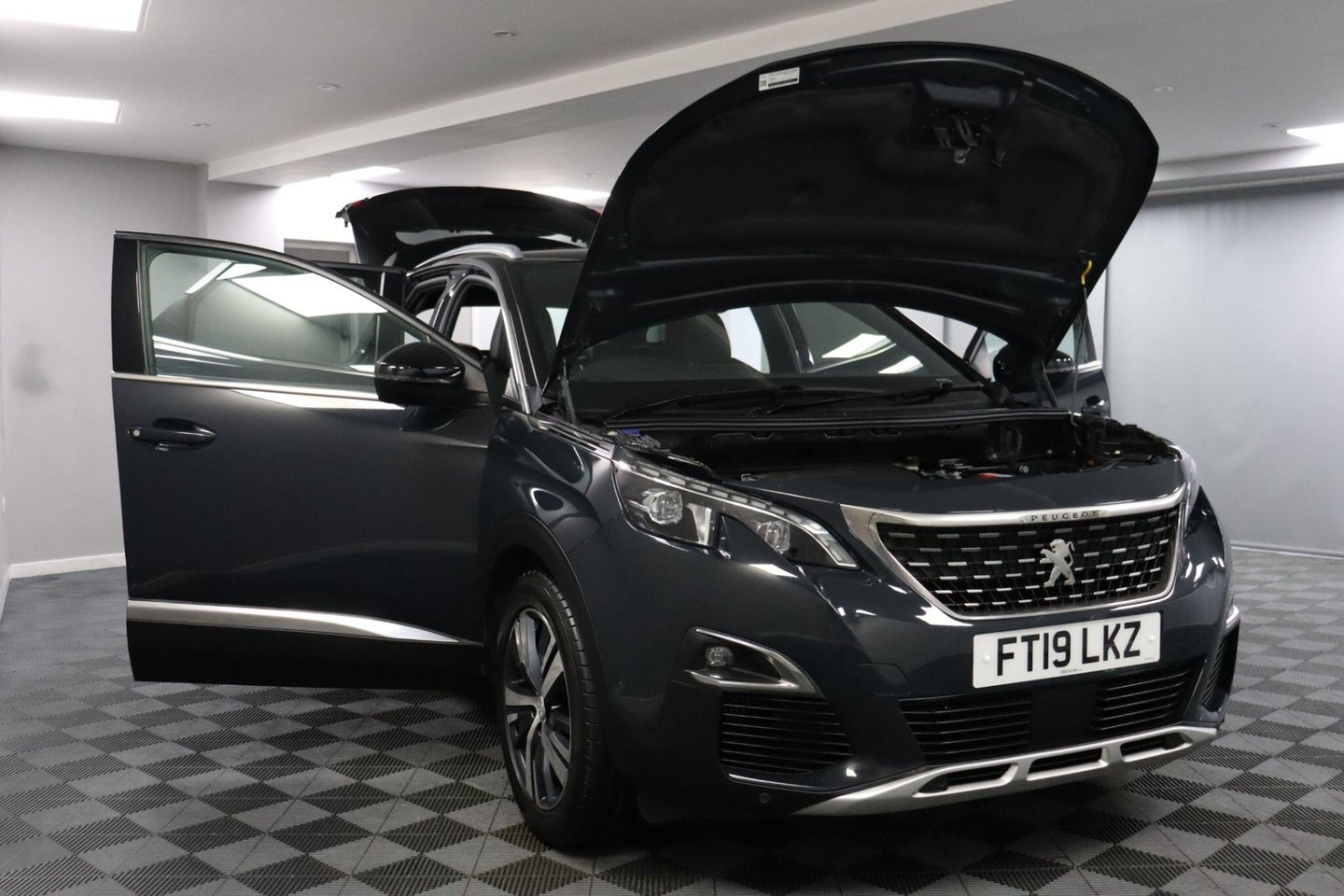 2019 Peugeot 3008 — image 2