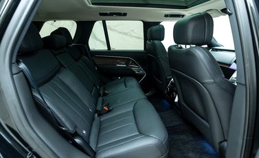 Land Rover Range Rover D300 SE 13