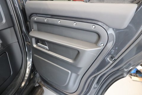 Land Rover Defender 110 2023 D300 HARD TOP X-DYNAMIC  19