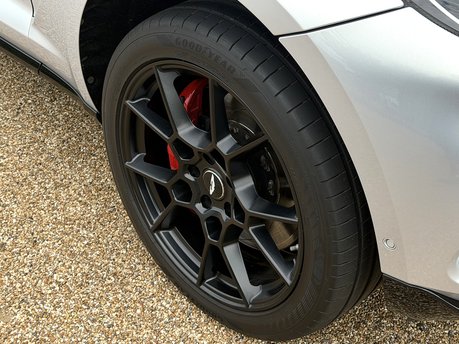 Aston Martin DBX V8 32