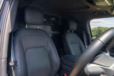 Land Rover Defender D300 HSE HardTop 10