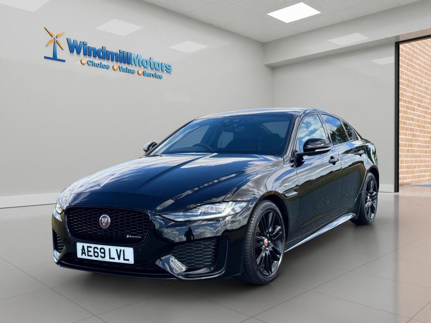 2019 Jaguar XE — image 4