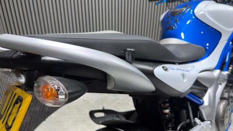Suzuki Gladius 650 2010 ONLY 26K SV650 MOTOR MOT 08/27 SERVICED A2 650CC 33