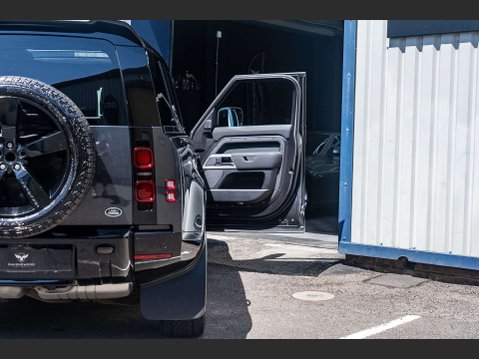 Land Rover Defender 3.0 Defender X-Dynamic HSE D MHEV Auto 4WD 5dr 8