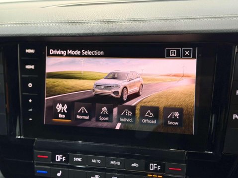 Volkswagen Touareg 3.0 TDI V6 R-Line SUV 5dr Diesel Tiptronic 4Motion Euro 6 (s/s) (286 ps) 37