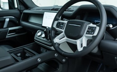 Land Rover Defender 110 D300 X-Dynamic HSE 10