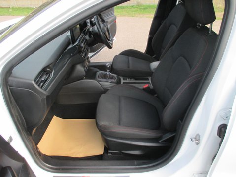 Ford Focus 1.0T EcoBoost ST-Line Euro 6 (s/s) 5dr 27