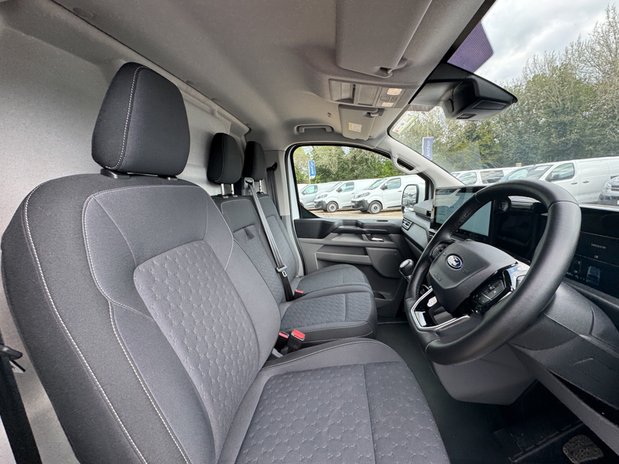 Ford Transit Custom SWB L1H1 Low Roof Limited 320 136bhp Air Con Alloys Camera Sensors EURO 6 13
