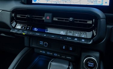 Toyota Land Cruiser Invincible 27