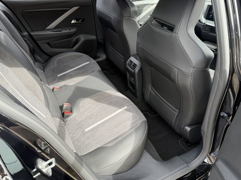 Vauxhall Astra 1.6 Plug-in Hybrid GSe 5dr Auto [Pan roof] 37