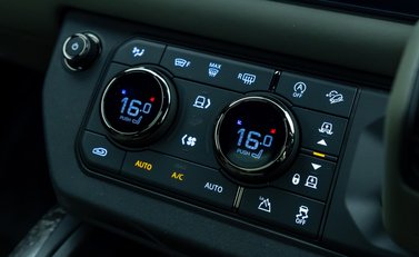 Land Rover Defender 110 OCTA EDITION ONE 28