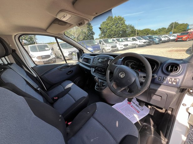 Vauxhall Vivaro LWB High Roof L2H2 120 Bi Turbo Air Con 1 Owner 26