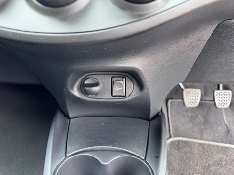 Toyota Yaris VVT-I ICON 17