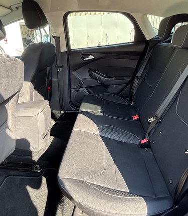 Ford Focus ZETEC 125BHP…1 PREVIOUS OWNER.. 8 MAIN DEALER SERVICES.. SAT NAV..BLUETOOTH 3