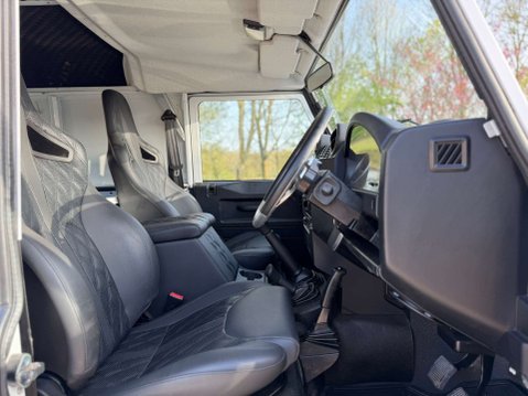Land Rover Defender 2.2 Defender 90 Hard Top TD 4WD 5dr 16