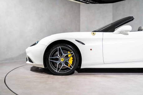 Ferrari California T. MAGNERIDE SUSPENSION. BESPOKE INTERIOR. TWO-TONE BODYWORK. CARPLAY. 12